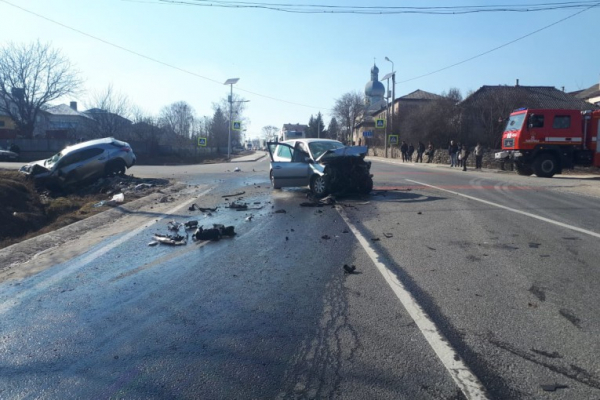 На автодороге в Тернопольском районе не разминулись два автомобиля: трое травмированных