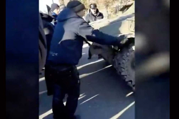 На Черниговщине люди без оружия развернули вражеские танки (Видео)