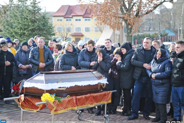 На Чертковщине люди на коленях встретили тело павшего 24-летнего Назара Короля