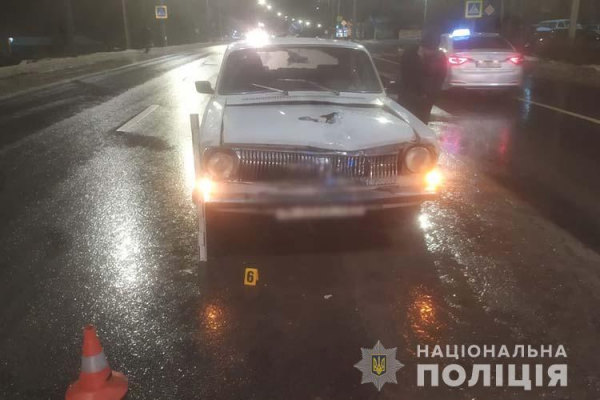 На пешеходном переходе в Тернополе автомобиль сбил молодую женщину