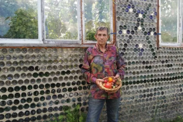 На Тернопольщине мужчина построил теплицу из стеклянных бутылок