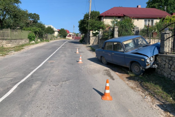 На Тернопольщине мужчине за рулем стало плохо: автомобиль врезался в забор