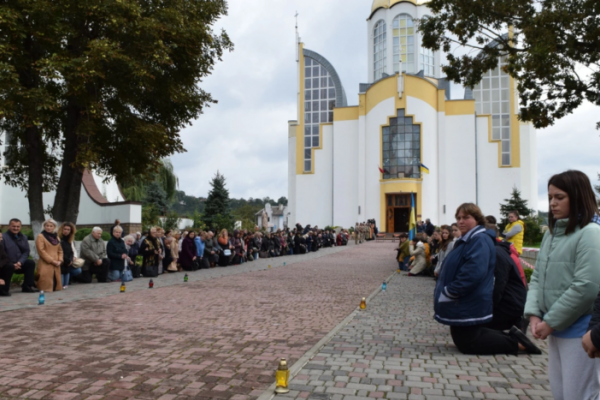 На Тернопольщине люди на коленях встретили тела двоих Героев