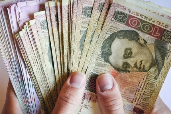 На Тернопольщине городской голова получает премии, когда в бюджете не хватает средств?