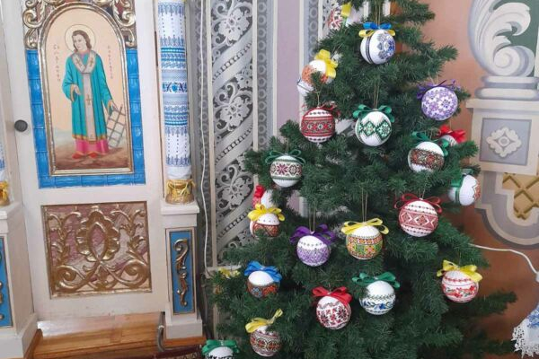В Тернопольской области прихожане собственноручно изготовили новогодние игрушки, которыми и украсили елки в храме
