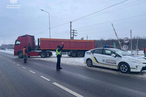  Тернопольщине патрульные помогали стянуть грузовик, который застрял на железнодорожном переезде