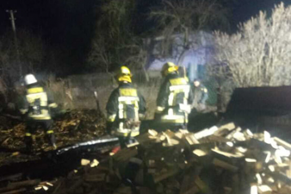 На Тернопольщине во время пожара спасли грузовик и трактор