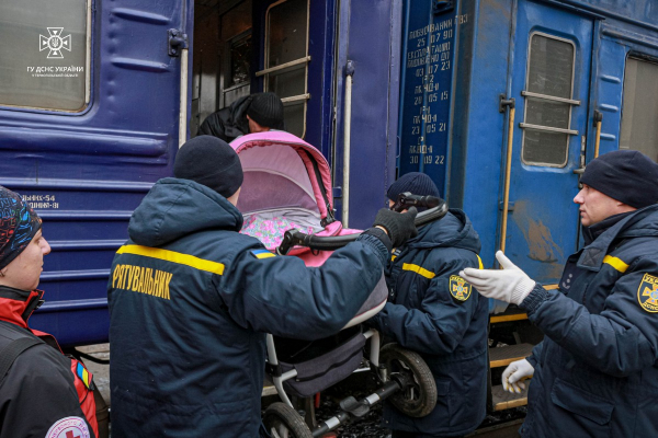 На Тернопольщине прибыл поезд с эвакуированными жителями Донеч ></p>
<p><img class=