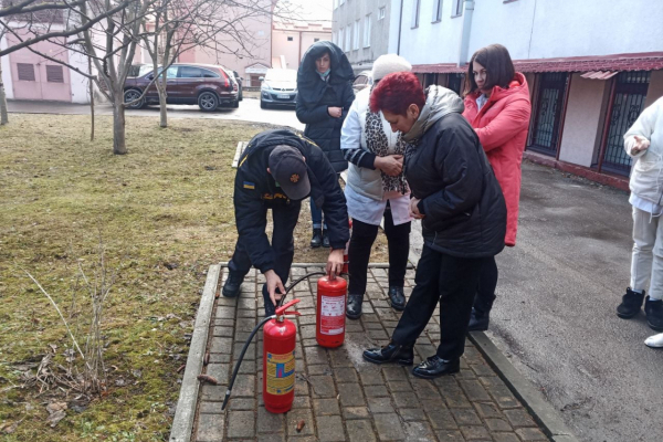 На Тернопольщине спасатели показали работникам больницы, как действовать во время пожара