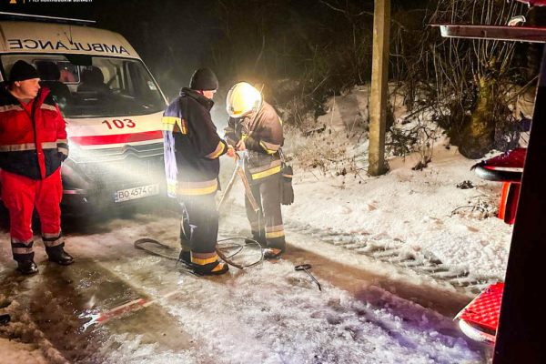 На Тернопольщине спасатели вытаскивали скорую и школьный автобус из снежных заносов