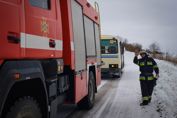 На Тернопольщине спасатели вытаскивали скорую и школьный автобус из снежных заносов /p> Фото из сети Интернет </p>
<p><img class=