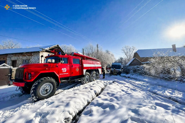 На Тернопольщине спасатели освобождали из заносов машину «скорой» и авто с гуманитаркой