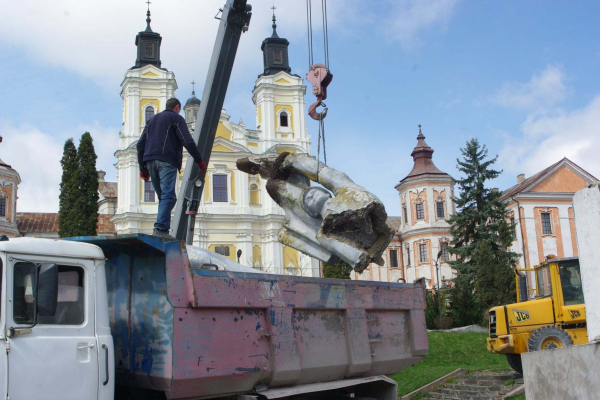 На Тернопольщине теперь и в Кременце демонтировали советские памятники