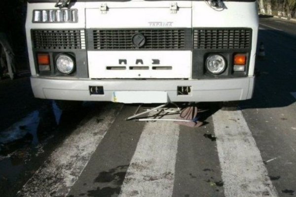На Тернопольщине водитель буса сбил насмерть женщину