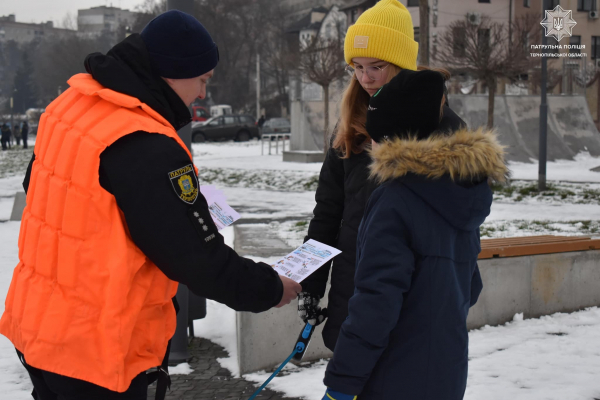 На Тернопольском ставцы полицейские и спасатели напомнили людям как безопасно вести себя на льду
