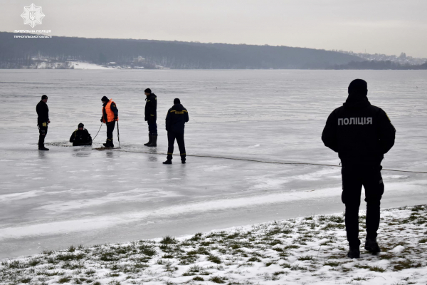 На Тернопольском пруде полицейские и спасатели напомнили людям как безопасно вести себя на льду