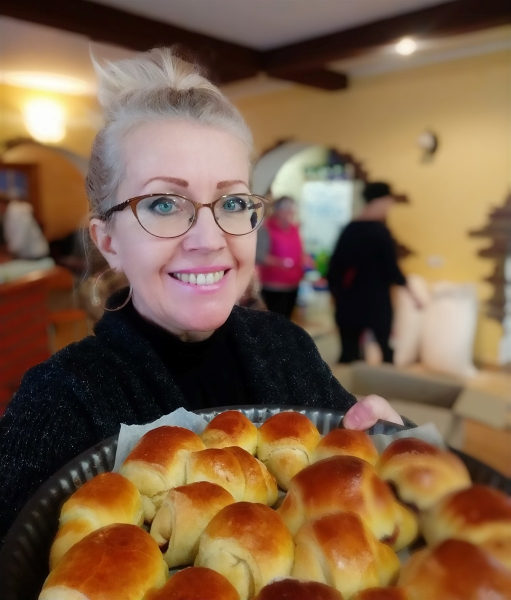 Народная артистка Украины ныне в Чорткове печет пирожки для наших защитников