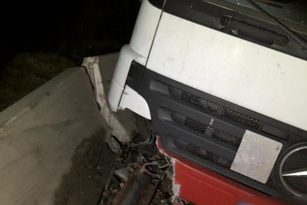 Не был внимателен за рулем: на Тернопольщине грузовик врезался в бетонный ограничитель