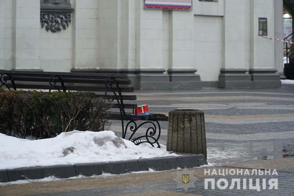 Особу мужчину, который в Тернополе у ​​церкви оставил неизвестный предмет, устанавливают сотрудники полиции