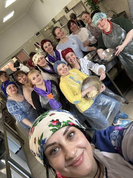 Пасхи для нуждающихся: представительницы Ассоциации женщин Украины “Действие. Тернополь” готовили пасхальные вкусности