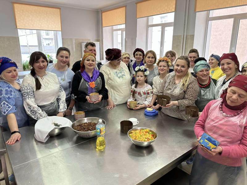 Пасхи для нуждающихся: представительницы Ассоциации женщин Украины “Действие. Тернополь” готовили пасхальные вкусности