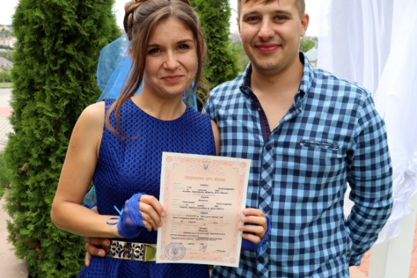 Под звуки сирены: на Тернопольщине поженились молодожены из Херсона