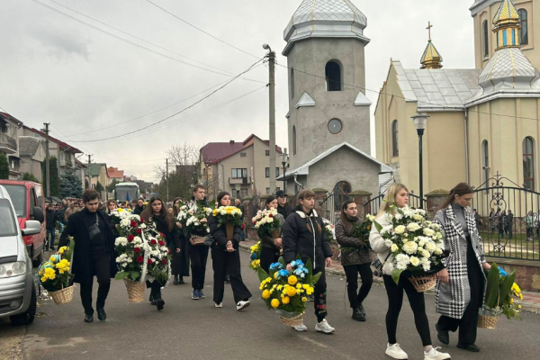 Плакали все: в Петрике попрощались с 22-летним командиром, сыном священника