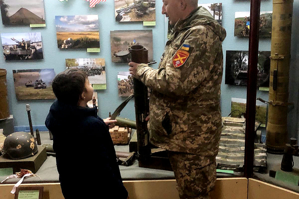 Подарок на День сына: в Тернополе военный привел своего ребенка в музей, чтобы больше рассказать об Украине