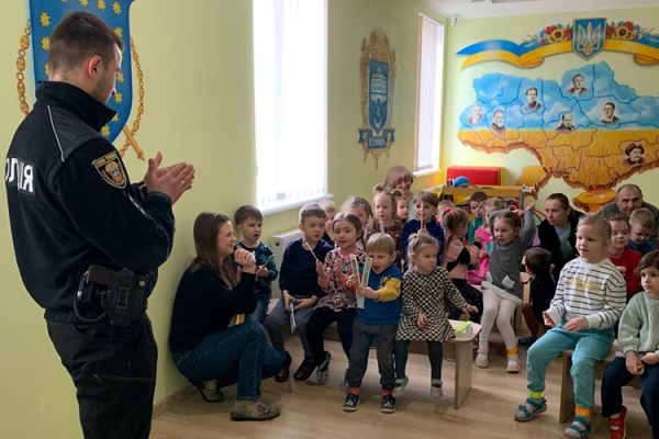 Полицейские Тернопольщины учат детей правилам дорожного движения и поведения во время «тревоги»