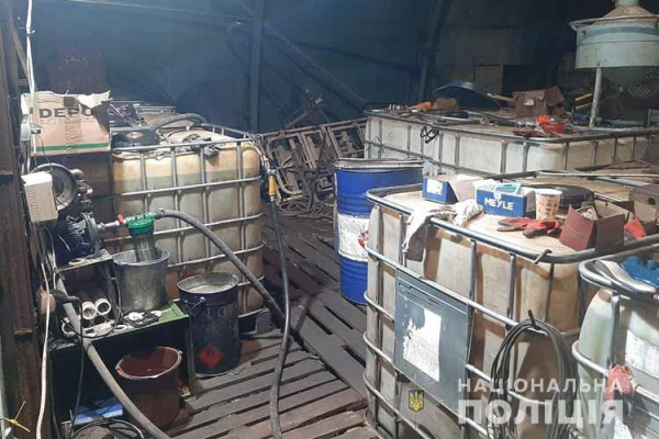 Полицейские Тернопольщины разоблачили подпольную заправку, где торговали дизтопливом (ФОТО, ВИДЕО)