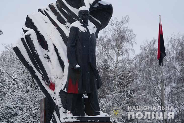 Полиция нашла причастных к повреждению памятника Степану Бандере в Тернополе