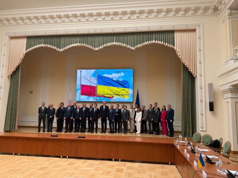 Польша и Украина договорились о ЕС /></p>
<p><strong>11-е заседание Украинско-польской комиссии в Киеве — и снова аграрный блок в повестке дня. Польша остается основным торговым партнером Украины в ЕС. Но между декларациями о партнерстве и реальными изменениями для фермера большое расстояние. Что конкретно обсудили и зачем знать.</strong></p>
<p>22 мая 2026 года в Киеве состоялось 11 заседание Украинско-польской межправительственной комиссии по вопросам экономического сотрудничества. Среди ключевых тем — торговое и инвестиционное сотрудничество транспортная инфраструктура и отдельный блок, посвященный сельскому хозяйству и продовольственной безопасности.</p>
<blockquote>
<p>«Для Польши очень важно поддерживать Украину — и мы четко демонстрируем это не только словами, но и практическим сотрудничеством. Наши торговые и экономические отношения продолжают развиваться, хотя потенциал партнерства остается значительно больше»</p>
</blockquote>
<p>— отметил министр финансов и экономики Польши Анджей Доманский.</p><!-- adman_adcode (middle, 1) --><script async src=