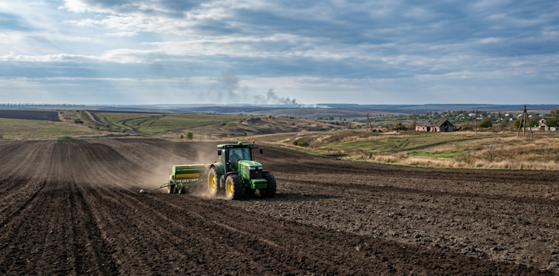 Посевная под обстрелами 2 /></p>
<p style=