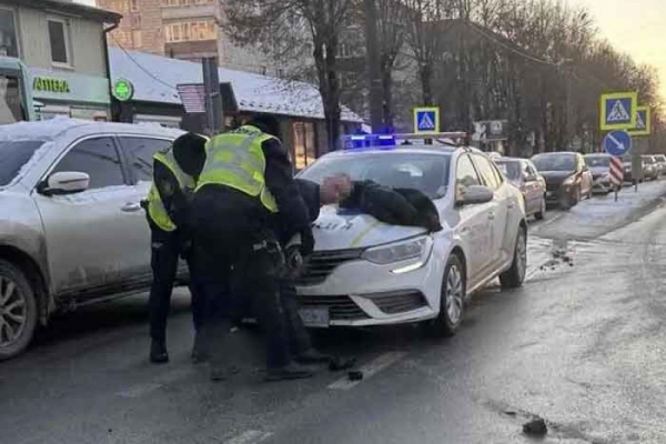 Ведал себя неадекватно: в Тернополе по дороге бегал мужчина и угрожал полиции гранатой