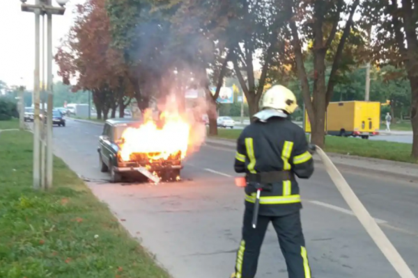 Пожар в Тернополе: среди дороги на Крушельницкой горел автомобиль