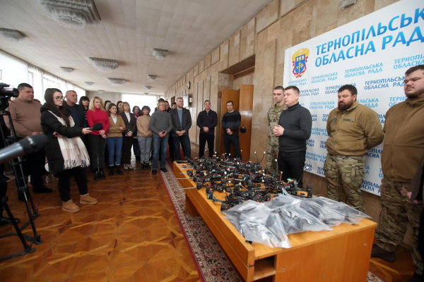 Работники Тернопольской областной советы передали 25 FPV-дронов на фронт