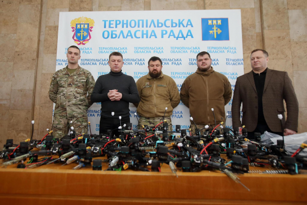 Работники Тернопольского областного совета передали 25 FPV-дронов на фронт