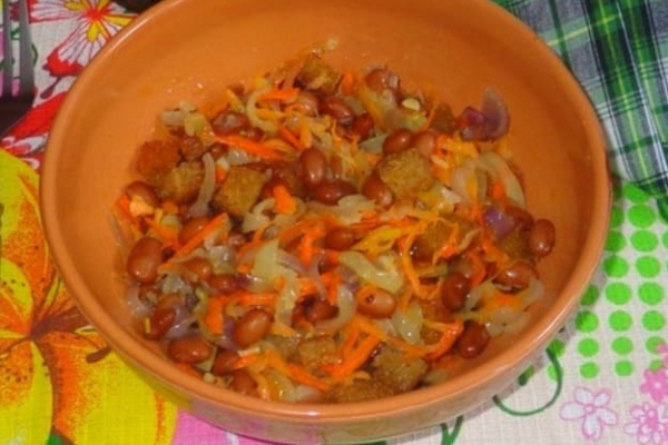 Рецепт постного салата из сухариков и фасоли на Святый вечер
