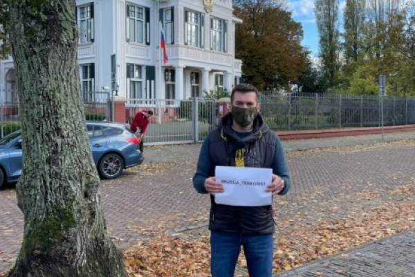 Разведчик из Тернополя организовал пикет в Гааге