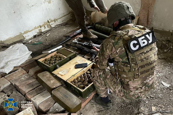 СБУ разоблачила российский схрон с вооружением в прифронтовых районах Луганщины