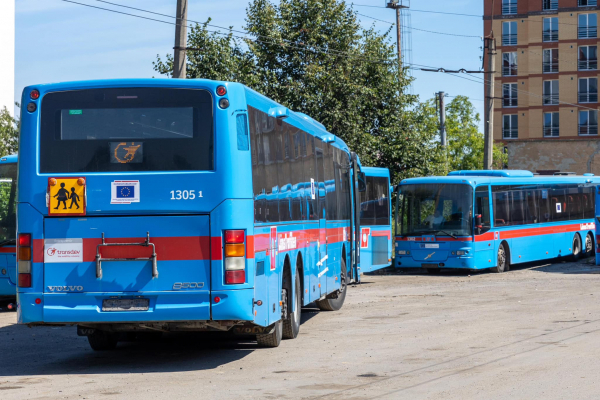 Еще восемь общин Тернопольщины получили школьные автобусы