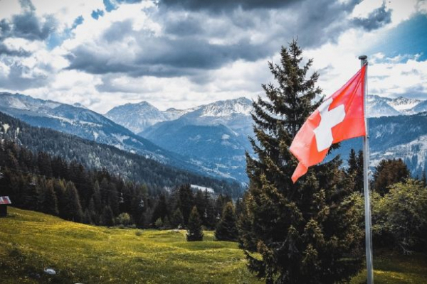 Швейцария обеспечивает сотни украинцев: Как въехать в страну сегодня