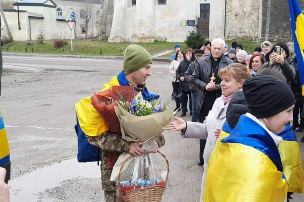 Слезы радости: на Тернопольщине встретили освобожденного из плена Героя