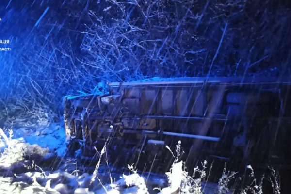 Снегопад на Тернопольщине: автомобили снесло с дороги
