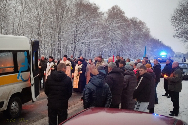 Сотни людей пришли, чтобы отдать уважение украинскому защитнику: в Тернопольской области встретили тело Героя