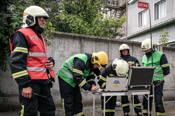 Тернопольские спасатели провели пожарно-тактическую учебу