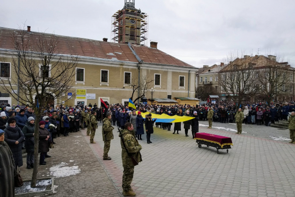Тысячи людей пришли провести в последний путь героя Виталия Скакуна