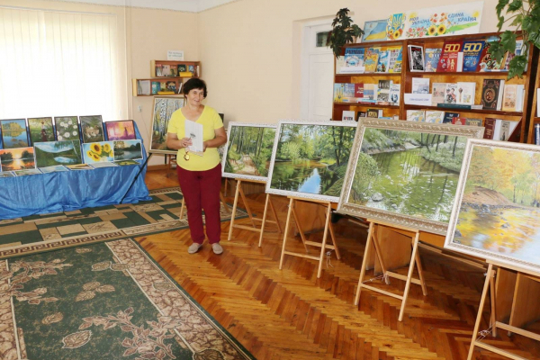 В библиотеке в Тернопольской области открыли выставку картин «Начинать никогда не поздно…»