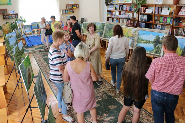 В библиотеке в Тернопольской области открыли выставку картин «Начинать никогда не поздно…»