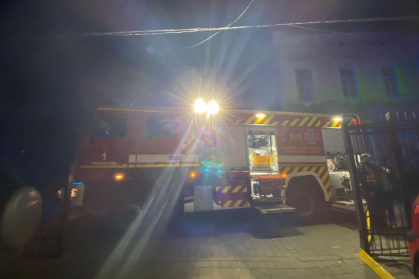В здании в центре Тернополя спасатели тушили огонь